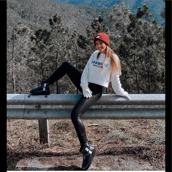 🌚🐏 NEW WITH TAG🐏🌚 UGG Women's
Classic Clear Mini size 5,8,9, 10.❌8 sold out❌ - Picture 3 of 6